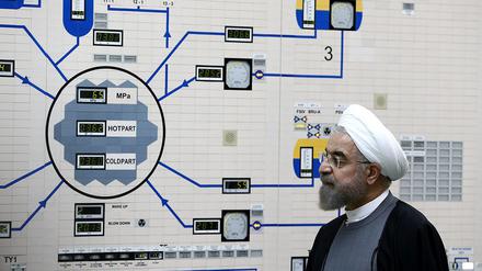 Das von der offiziellen Website des iranischen Präsidenten Hassan Rouhani veröffentlichte Foto, zeigt Rouhani beim Besuch des Kontrollraums des Kernkraftwerks Bushehr. (Archivbild)