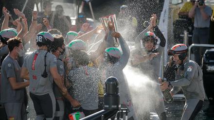 Das italienische Luna Rossa Team bejubelt seine Qualifikation für den 36. America's Cup. 