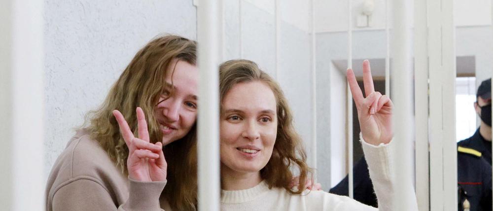 Katarina Bachwalowa (rechts) und Darja Tschulzowa sind zu zwei Jahren Haft im Straflager verurteilt worden.