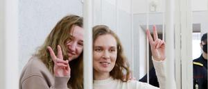 Katarina Bachwalowa (rechts) und Darja Tschulzowa sind zu zwei Jahren Haft im Straflager verurteilt worden.