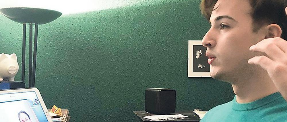 Ravi Sund Rojo ist mit seinem Lehrer Dominique Sertel online verbunden.