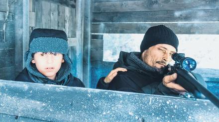 Uneins. Darko Tudor (Stipe Erceg) will einen Wolf abschießen, Sohn Darijo (Talin Bartholomäus) will es verhindern.