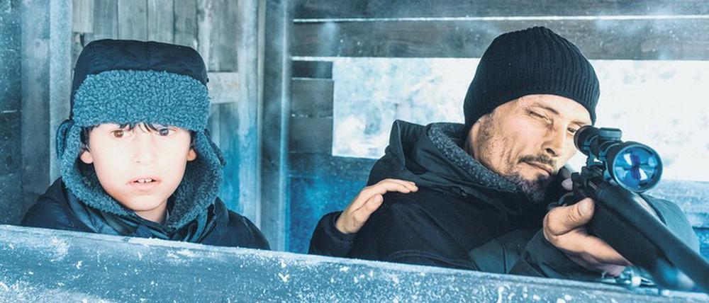 Uneins. Darko Tudor (Stipe Erceg) will einen Wolf abschießen, Sohn Darijo (Talin Bartholomäus) will es verhindern.