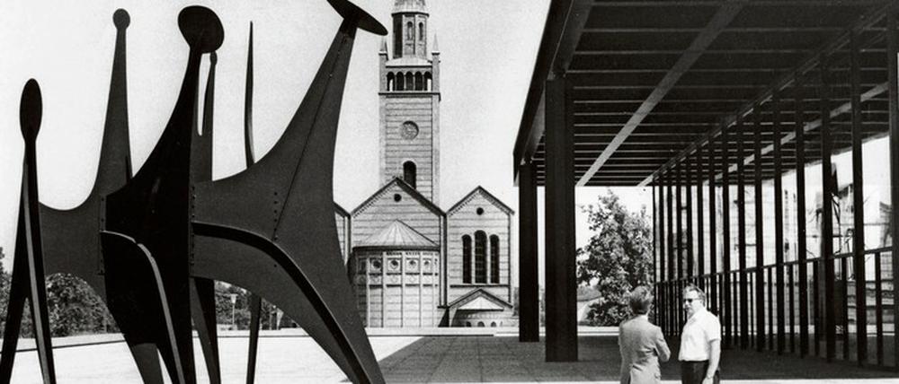 Bei der Eröffnung der Neuen Nationalgalerie 1968 stand eine der Skulpturen des Bildhauers Alexander Calder auf dem hinteren Terrassenteil. Zur Wiedereröffnung des Hauses im August ist eine Retrospektive des Künstlers geplant.