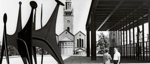 Bei der Eröffnung der Neuen Nationalgalerie 1968 stand eine der Skulpturen des Bildhauers Alexander Calder auf dem hinteren Terrassenteil. Zur Wiedereröffnung des Hauses im August ist eine Retrospektive des Künstlers geplant. 
