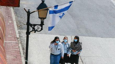 Einem Bericht des israelischen Gesundheitsministeriums zufolge lindert der Covid-19-Impfstoff von Biotech nicht nur Krankheitssymptome, sondern verhindert auch die Übertragung. 