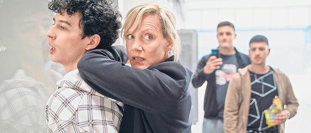 Im Handyvideo festgehalten: Die voreilige Festnahme von Hakim Khaled (Shadi Eck, links) bringt Kommissarin Bönisch (Anna Schudt) einen ausgewachsenen Internet-Shitstorm wegen angeblich rechter Gesinnung und eine Beurlaubung ein. 