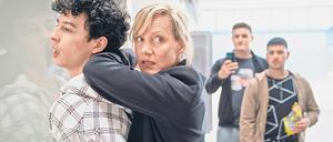 Im Handyvideo festgehalten: Die voreilige Festnahme von Hakim Khaled (Shadi Eck, links) bringt Kommissarin Bönisch (Anna Schudt) einen ausgewachsenen Internet-Shitstorm wegen angeblich rechter Gesinnung und eine Beurlaubung ein. 