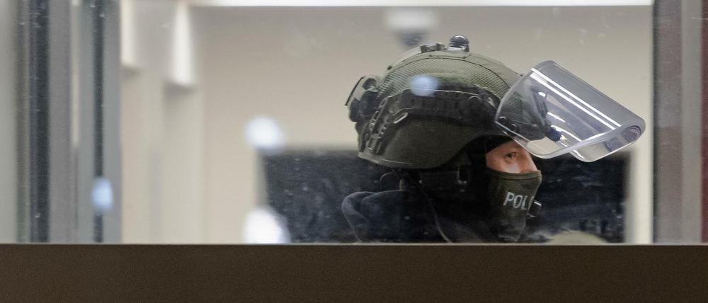 Razzia bei Salafisten. Nach dem Verbot der salafistischen Gruppierung Jamaatu Berlin durchsuchen Polizisten Wohnungen der Extremisten