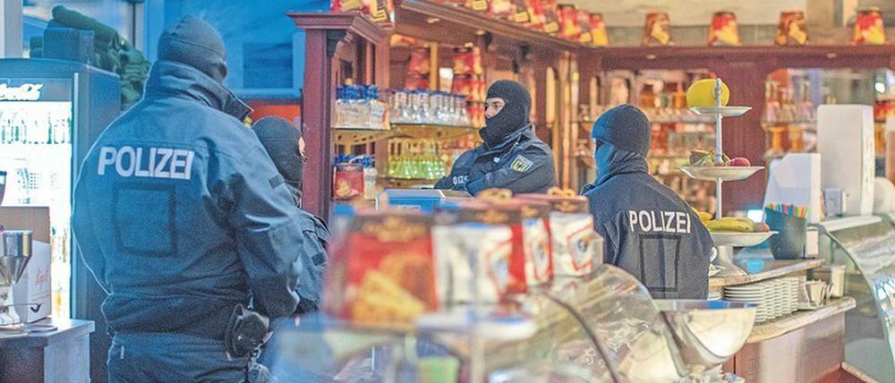 Razzia im Eiscafe. Die Strukturen hinter den Straftaten bleiben oft unangetastet. 