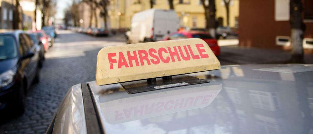 Ein Fahrschul-Schild auf dem Dach eines Autos. (Symbolbild)