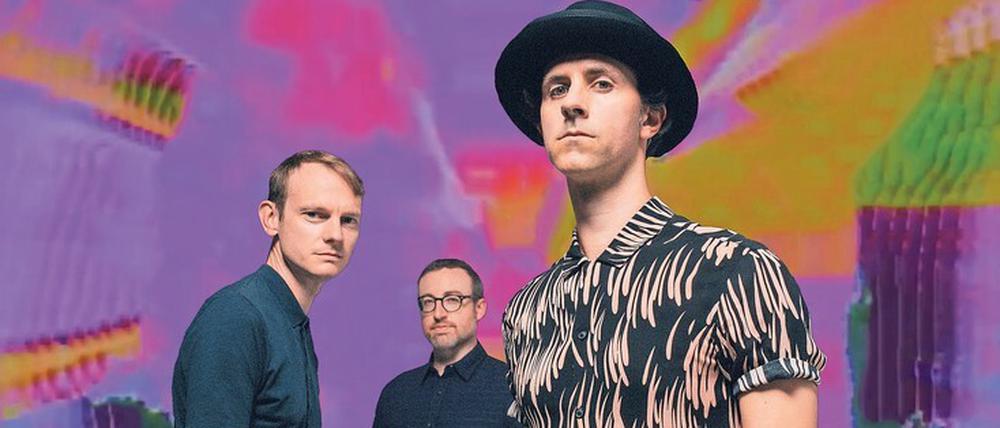 Newcastle-Eminenz. Drummer Tom English, Gitarrist Duncan Lloyd und Sänger Paul Smith von Maxïmo Park. 