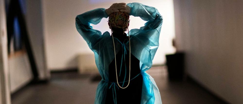 Eine Krankenschwester in El Paso, USA, während der Nachtschicht.