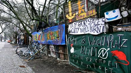 50 Menschen leben nach Angaben der Bewohner:innen auf dem an die "Köpi" angrenzenden Bauwagenplatz.