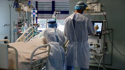 Die Gefahr, ins Krankenhaus eingewiesen zu werden, steigt mit der Corona-Variante B 1.1.7 an.
