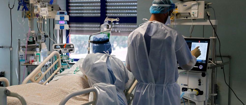 Die Gefahr, ins Krankenhaus eingewiesen zu werden, steigt mit der Corona-Variante B 1.1.7 an.