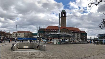 Das Rathaus Spandau ist das Zentrum des Bezirks. Aber es ist zu klein. In der Nähe gibt es drei Standorte.