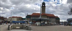 Das Rathaus Spandau ist das Zentrum des Bezirks. Aber es ist zu klein. In der Nähe gibt es drei Standorte.