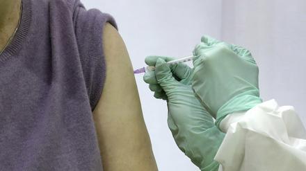 Eine Frau erhält eine Impfung gegen das Coronavirus.
