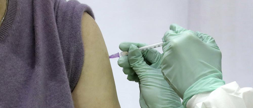 Eine Frau erhält eine Impfung gegen das Coronavirus.