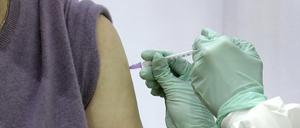 Eine Frau erhält eine Impfung gegen das Coronavirus.
