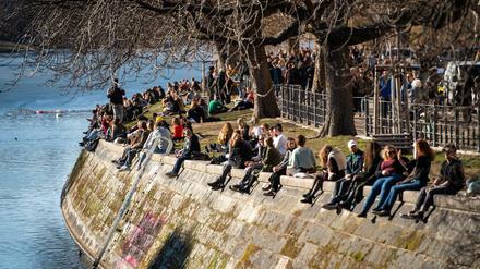 Steigende Temperaturen treiben die Menschen nach draußen. Der Lockdown stresst viele. 