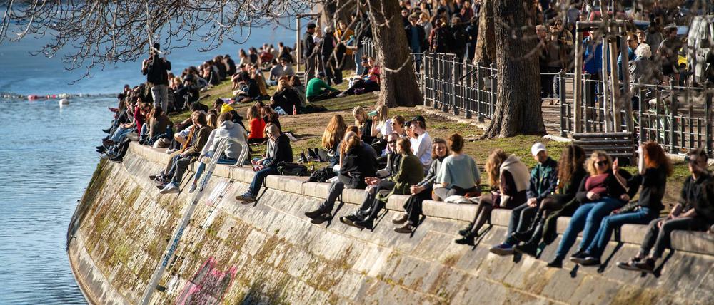 Steigende Temperaturen treiben die Menschen nach draußen. Der Lockdown stresst viele.