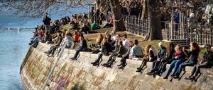 Steigende Temperaturen treiben die Menschen nach draußen. Der Lockdown stresst viele. 