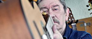 Norbert Wolf ist der Inhaber des Gitarrenladens Wolf & Lehmann in der Prenzlauer Allee in Prenzlauer Berg.