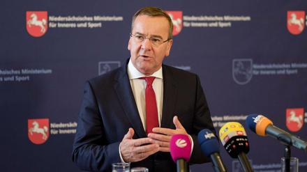 Der niedersächsische Innenminister Boris Pistorius (SPD) bei einer Pressekonferenz.