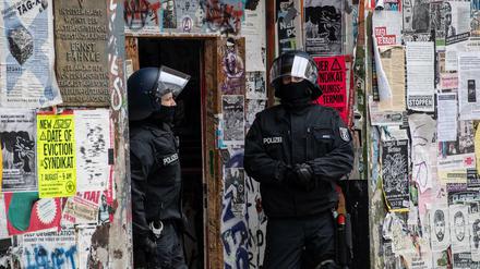 Im vergangenen Jahr wurden in der Rigaer 94 mehrere Wohnungen von der der Polizei durchsucht. 
