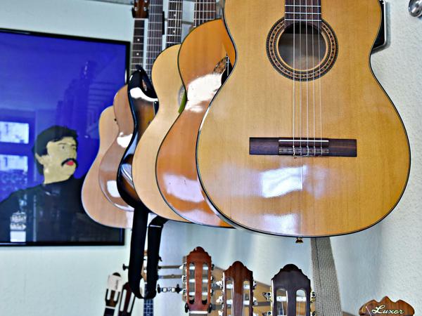 Auf die Substanz kommt es an: Gitarren im Laden von Norbert Wolf.