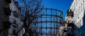 Das Gerüst des Schöneberger Gasometers zwischen zwei Gebäuden