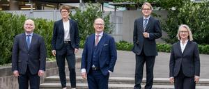 Bald sind es nur noch vier: Lars Feld (M.) eckt mit seiner Schuldenstrenge beim Finanzminister an. Dem Wirtschaftsminister liegt Felds Neigung eher. 
