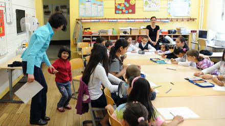 Deutsch-Unterricht in den Sommerferien für eingewanderte Romakinder in der Berliner Eduard-Mörike-Grundschule. Manche Regelschule ist für viele von ihnen ein Ort, an dem sie Diskriminierung, sogar Gewalt erfahren.