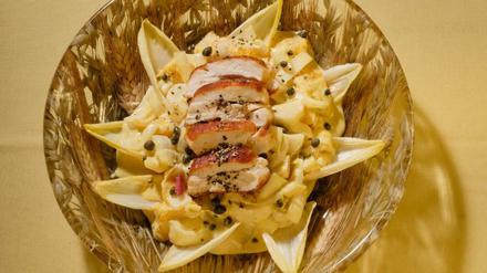 Das Bild aus dem Kochbuch weicht etwas vom Rezept ab, mit Kapern und gebratener Hühnerbrust schmeckt der Chicoréesalat aber auch.