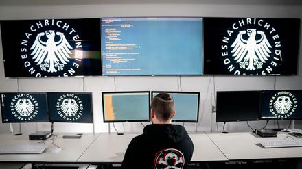 Der Bundesnachrichtendienst will weiterhin ausländische Journalisten ausspähen - hier ein Hacker im Dienst der Behörde.
