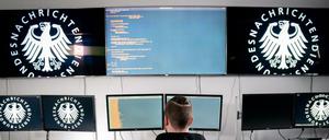 Der Bundesnachrichtendienst will weiterhin ausländische Journalisten ausspähen - hier ein Hacker im Dienst der Behörde.