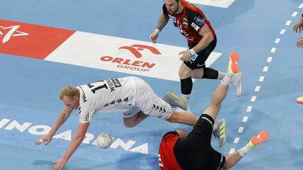 Holterdipolter. Paul Drux (hinten) und Lasse Andersson (am Boden) beim Spiel in Kiel. 