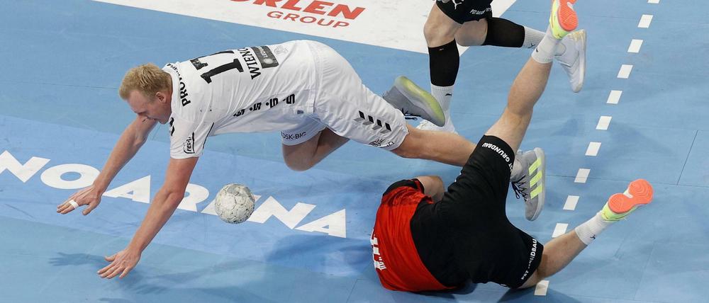 Holterdipolter. Paul Drux (hinten) und Lasse Andersson (am Boden) beim Spiel in Kiel.
