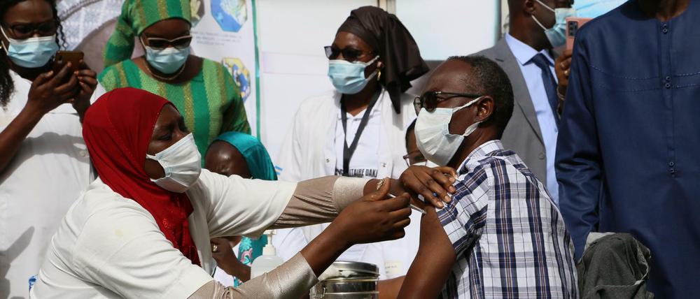 In Senegal wird bereits geimpft - viele ärmere Länder der Welt haben noch überhaupt keinen Zugang zu Impfstoff.