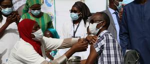 In Senegal wird bereits geimpft - viele ärmere Länder der Welt haben noch überhaupt keinen Zugang zu Impfstoff.