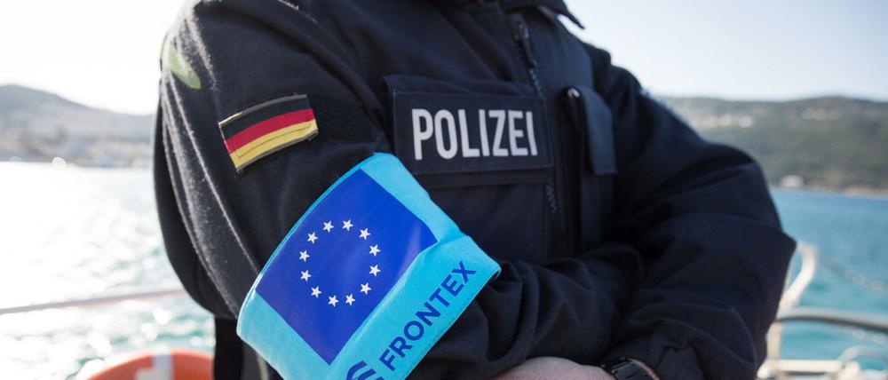 Deutscher Polizist im Frontex-Einsatz auf einem Patrouillenboot im Hafen der griechischen Insel Samos.