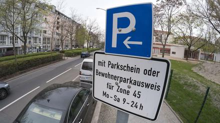 Schild, das auf Parkscheinpflicht und Anwohnerparken hinweist.