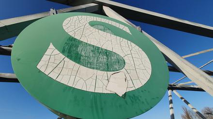 Leicht verwittert. Das "S" am Betriebsbahnhof Schöneweide, die Station wurde gerade in Johannisthal umbenannt.