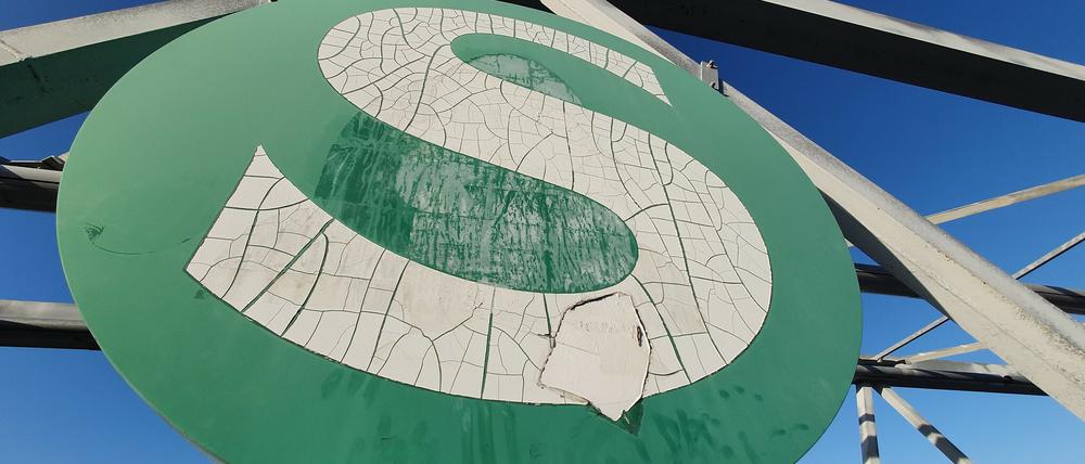 Leicht verwittert. Das "S" am Betriebsbahnhof Schöneweide, die Station wurde gerade in Johannisthal umbenannt.