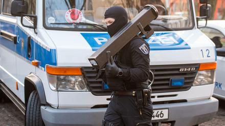 Razzia bei Salafisten. Ein Polizist mit einer Ramme bei der Durchsuchung von Wohnung der Mitglieder des vergangenen Donnerstag verbotenen Vereins Jamaatu Berlin