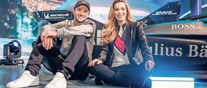 Attraktive Stadtkurse, ein ausgeglichenes Fahrerfeld und erstmals auch eine Weltmeisterschaft: Sat 1 will mit der Formel E durchstarten. Mit dabei der ehemalige Formel-E-Pilot Daniel Abt als Kommentator. Andrea Kaiser wird die Übertragung der Rennen moderieren. Ex-RTL-Kommentator Christian Danner – nicht im Bild – unterstützt den Sender als Motorsport-Experte. 