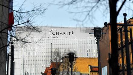 Das bekannte Bettenhochhaus der Charité am Campus in Berlin-Mitte.