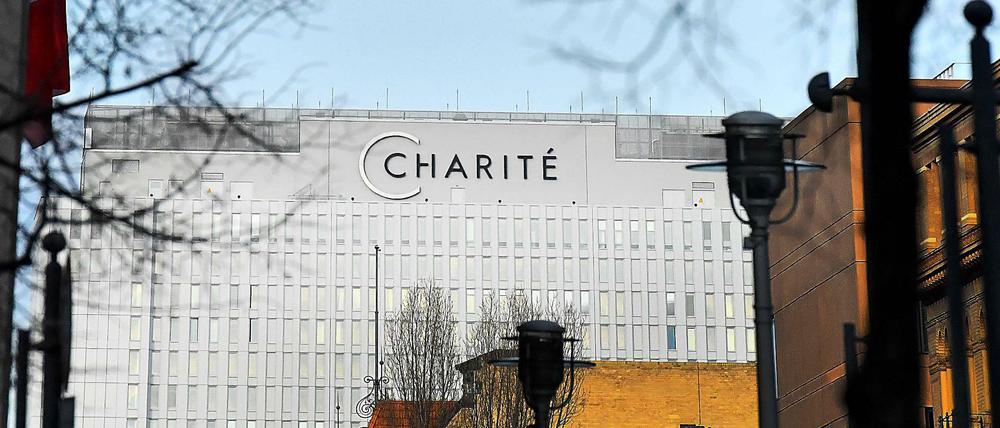 Das bekannte Bettenhochhaus der Charité am Campus in Berlin-Mitte.